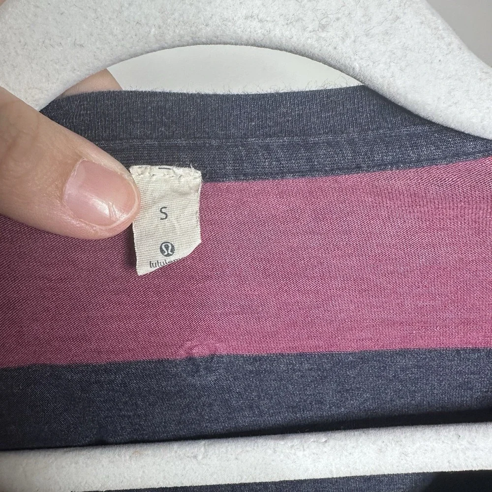 Lululemon Short Sleeve Striped V-Neck T Shirt Size Small Casual Stretch